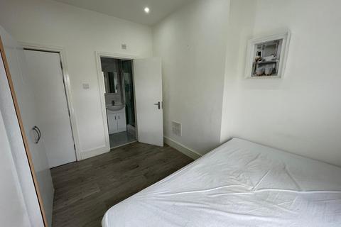 Studio to rent, Goldhawk Road, London W12