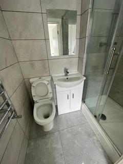 Studio to rent, Goldhawk Road, London W12