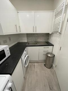Studio to rent, Goldhawk Road, London W12