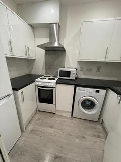 Studio to rent, Goldhawk Road, London W12