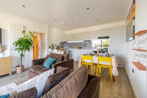3 bedroom flat for sale, Centric Close, London NW1
