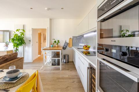 3 bedroom flat for sale, Centric Close, London NW1