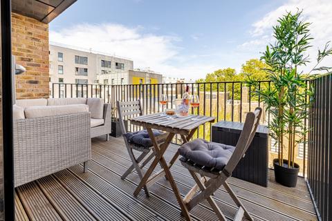 3 bedroom flat for sale, Centric Close, London NW1