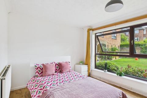 1 bedroom in a flat share to rent, Goldwell Road