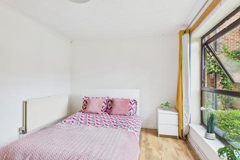 1 bedroom in a flat share to rent, Goldwell Road