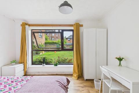 1 bedroom in a flat share to rent, Goldwell Road