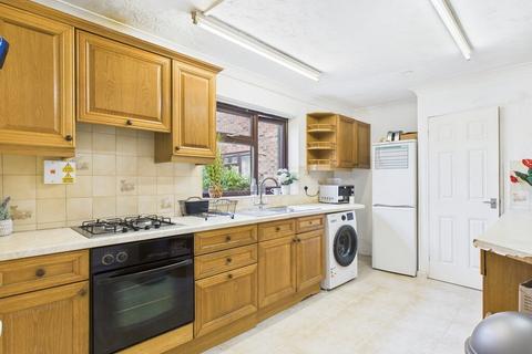 1 bedroom in a flat share to rent, Goldwell Road