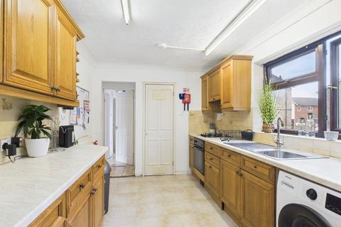 1 bedroom in a flat share to rent, Goldwell Road