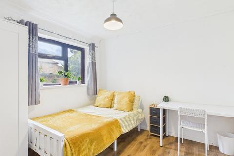 1 bedroom in a flat share to rent, Goldwell Road - FL