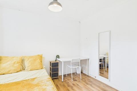 1 bedroom in a flat share to rent, Goldwell Road - FL