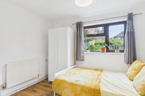 1 bedroom in a flat share to rent, Goldwell Road - FL