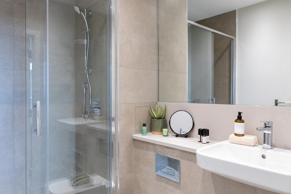 26.07.04 Cside NW Quarter 3 bed apt-98