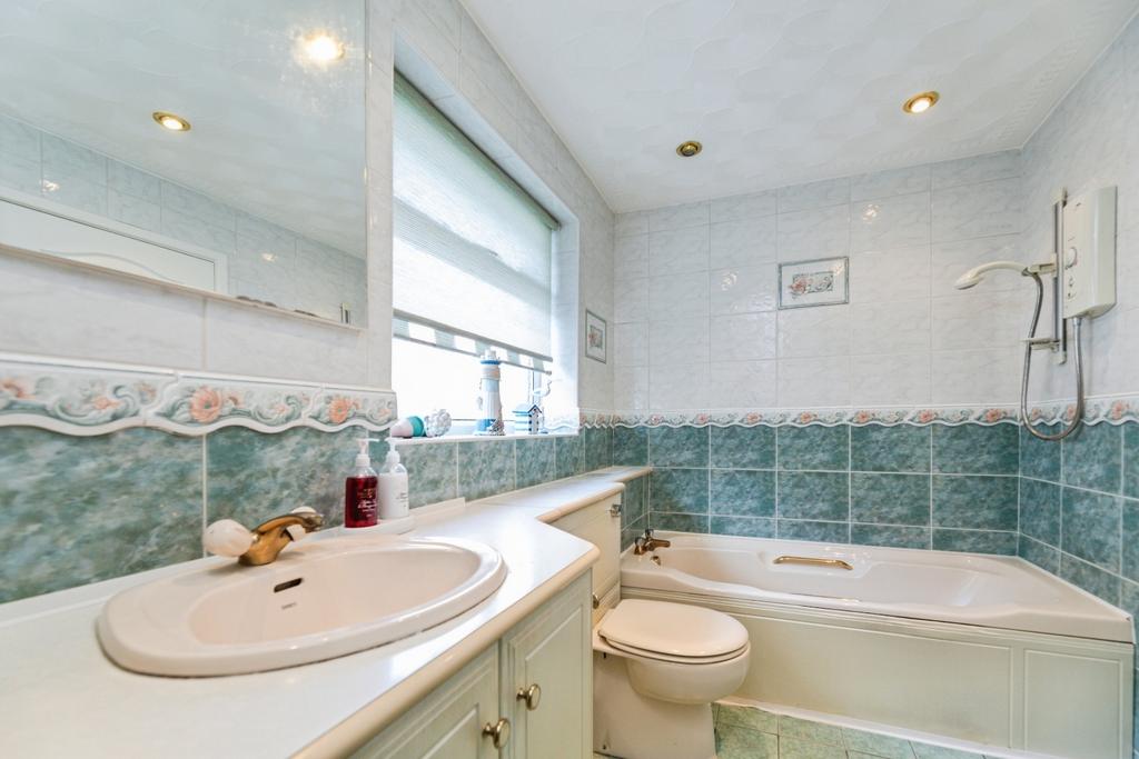 Pbox-bathroom-332060.jpg