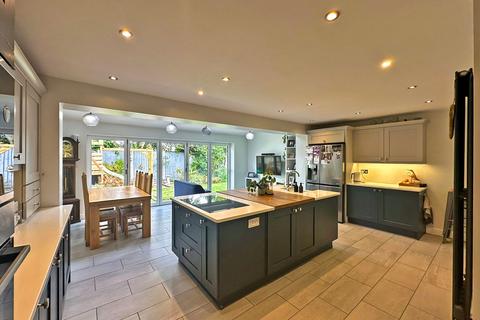 10 Griffiths Drive, Wombourne, Wolverhampton, WV5 0JW
