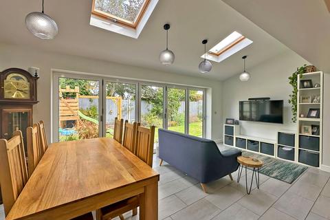 10 Griffiths Drive, Wombourne, Wolverhampton, WV5 0JW