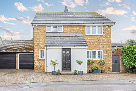 30 Buckingham Road, Hockley, SS5 4UE