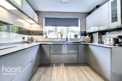 3 bedroom terraced house for sale, Upminster RM14