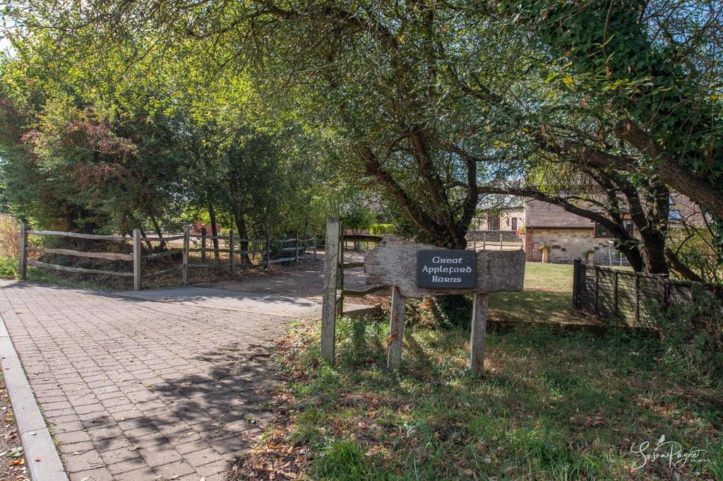 Welcome to 8 Great Appleford Barns