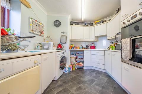 2 bedroom flat for sale, WESTLEIGH AVENUE, Leigh-On-Sea