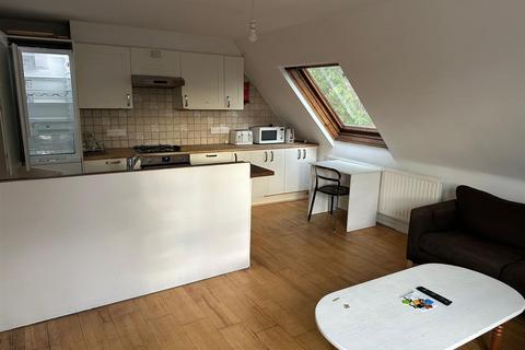 4 bedroom flat to rent, Mutton Place