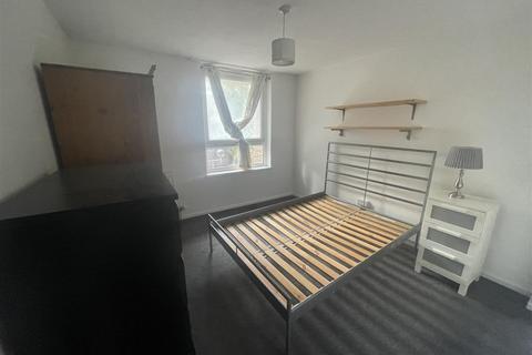 4 bedroom flat to rent, Mutton Place