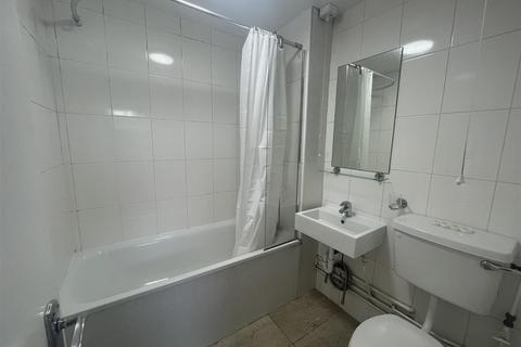 4 bedroom flat to rent, Mutton Place