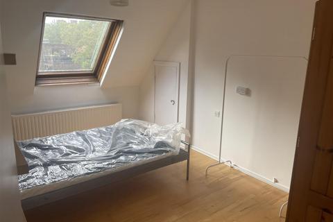 4 bedroom flat to rent, Mutton Place