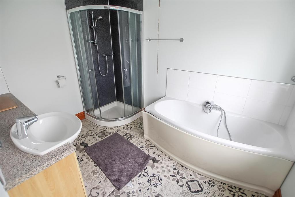 En-Suite Bathroom/Shower/WC