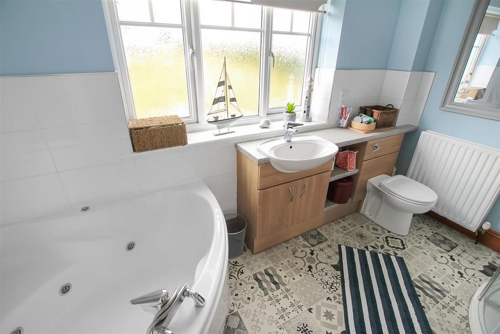 En-Suite Bathroom/Shower/WC