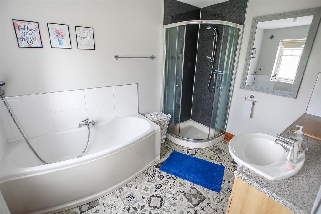 En-Suite Bathroom/Shower/WC