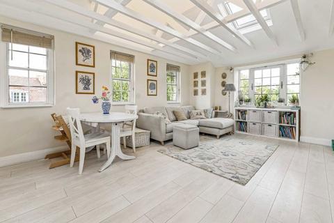 2 Burlington Lane, London, W4 2QE