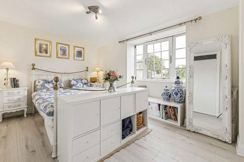 2 Burlington Lane, London, W4 2QE