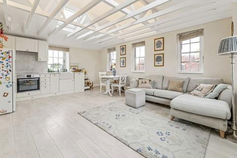 2 Burlington Lane, London, W4 2QE