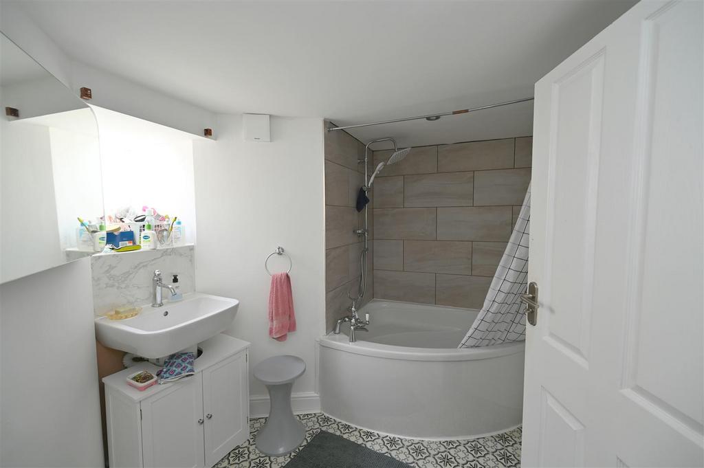 Lower bathroom.JPG