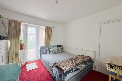 14 Berwick Avenue, Hayes, UB4 0NF