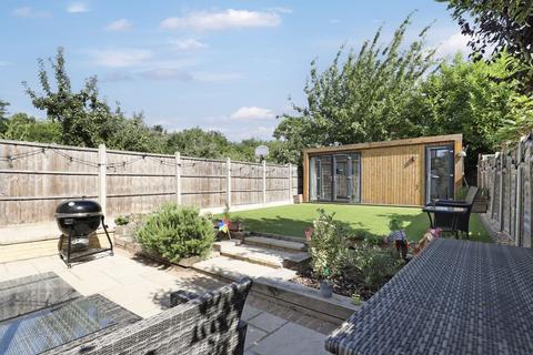 16 Maple Close, Buckhurst Hill, IG9 6HW