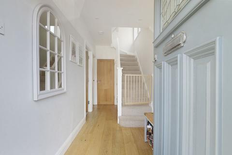 16 Maple Close, Buckhurst Hill, IG9 6HW