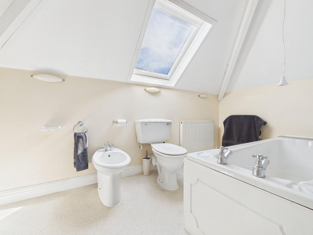 Bathroom (First Floor)