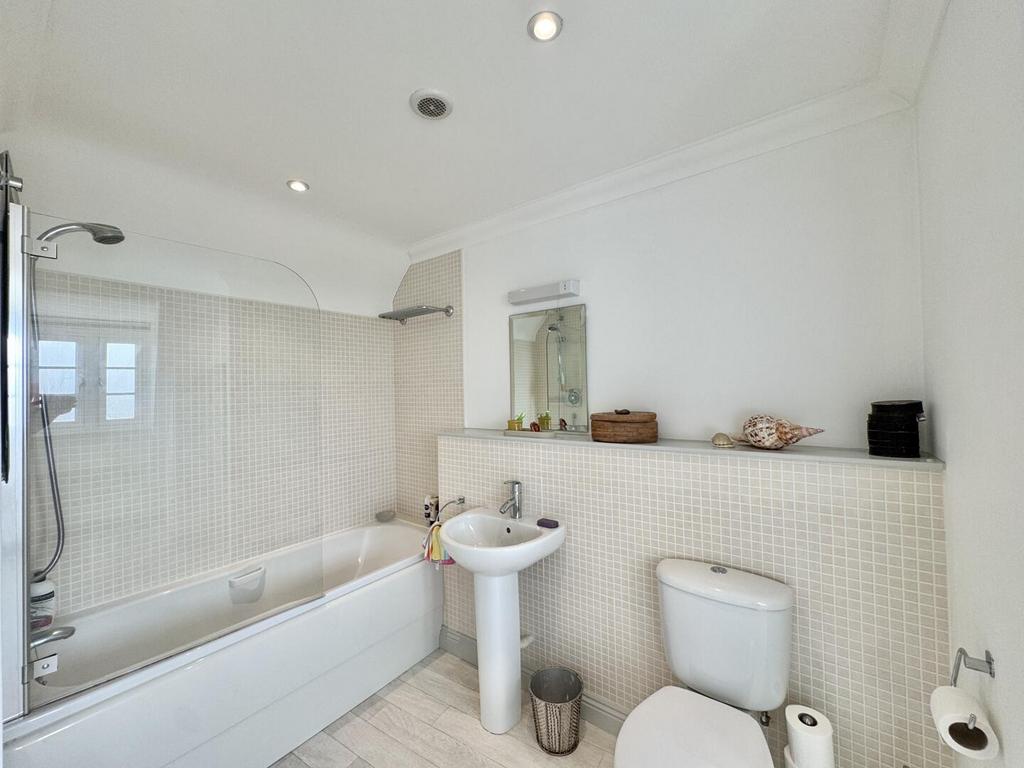 En-Suite Bathroom