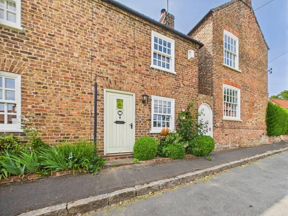 Detached house exterior, driveway