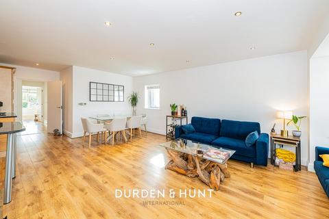 2 bedroom apartment for sale, High Street, Wanstead E11