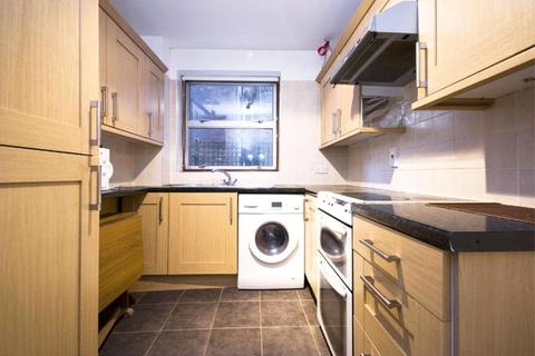 2 bedroom apartment to rent, Parkgate Road, London, SW11