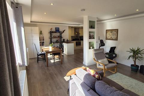 3 bedroom flat for sale, Cricklewood Lane, London, NW2