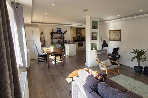 3 bedroom flat for sale, Cricklewood Lane, London, NW2