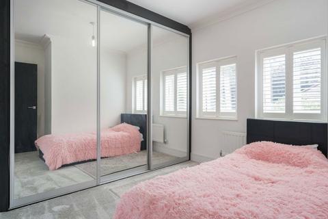 1 Harris Close, London, N11 3PG