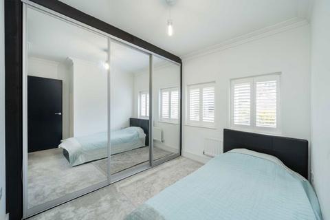 1 Harris Close, London, N11 3PG