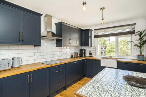 2 bedroom flat for sale, Inner Park Road, London SW19