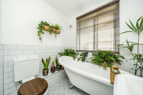 2 bedroom flat for sale, Inner Park Road, London SW19