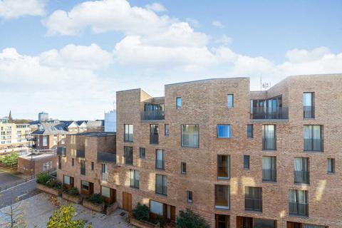 undefined, Narrowboat Avenue, Brentford Lock West