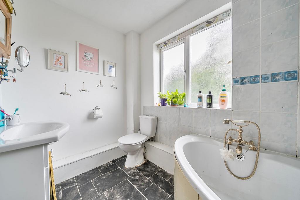 Bathroom W.C (1)